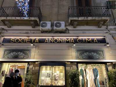Altra tipologia di vetro � quella �a cristallo�, presente sul negozio d�intimo Cima e realizzata nel 1928, anno in cui � stata aperta l�attivit� in via Sparano